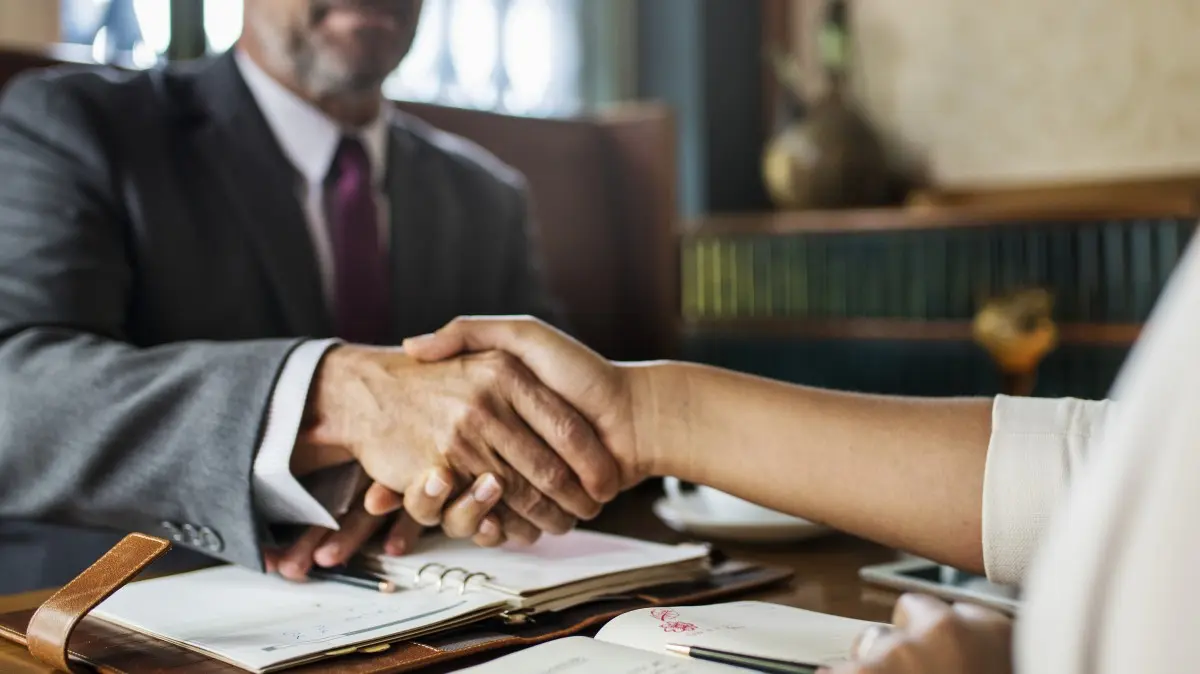 hombre-haciendo-su-proximo-movimiento